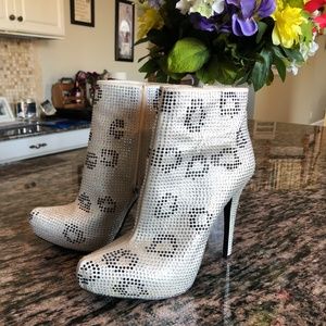 Report Signature Stiletto Bootie size 9!